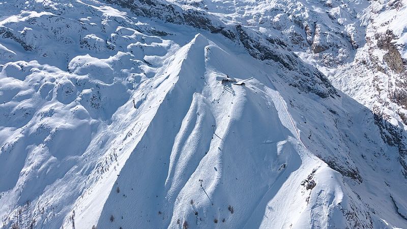 Spielboden mit Piste und Bahn